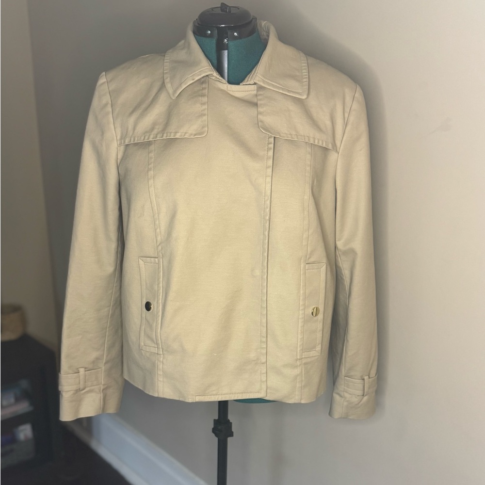 Liz Claiborne Stylish and versatile lined tan jacket
